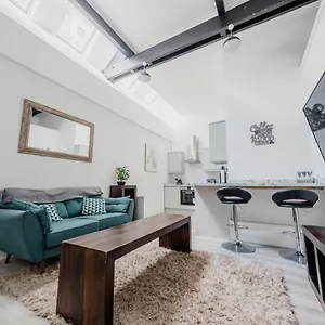 Hullidays-theatre Hideout Apartment