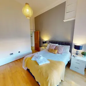 Land Of Ginger Apartment-sleeps 2- Free Parking Apartment